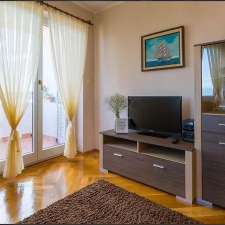 Apartment In 39160 Crikvenica